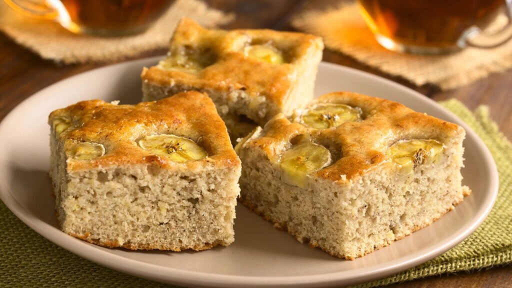 Nunca mais passe vontade com esta receita de bolo de banana fit