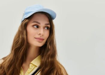 Qual a função do botão que fica no topo dos bonés?