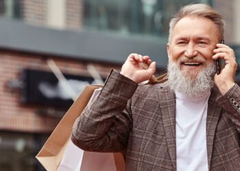 Psicologia revela por que muitas pessoas decidem não pintar os fios brancos