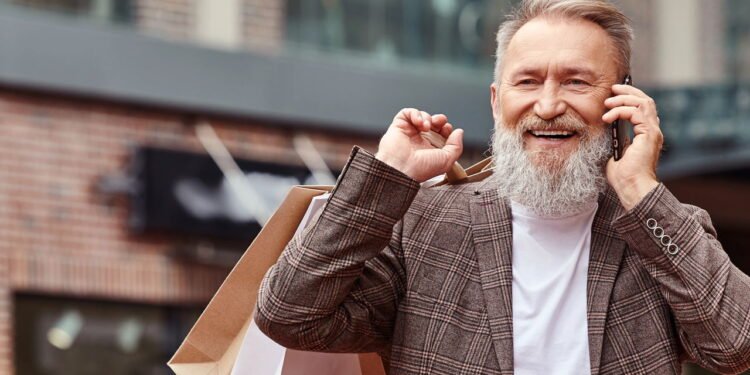 Psicologia revela por que muitas pessoas decidem não pintar os fios brancos