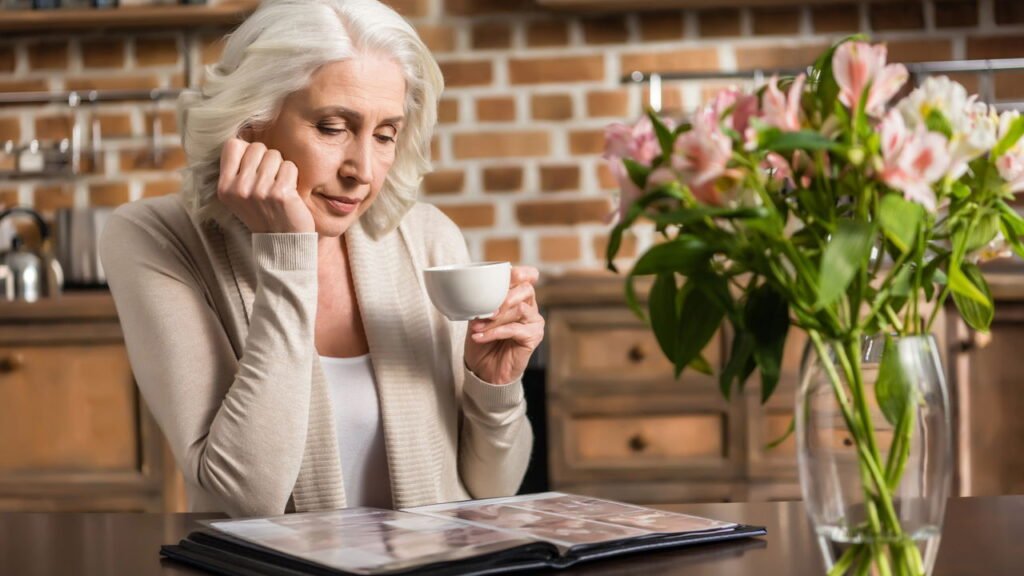 Psicologia revela por que muitas pessoas decidem não pintar os fios brancos