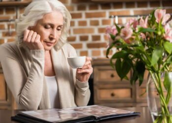 Psicologia revela por que muitas pessoas decidem não pintar os fios brancos