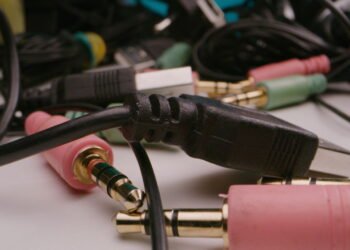 O que ninguém te contou sobre os usos secretos dos cabos USB velhos
