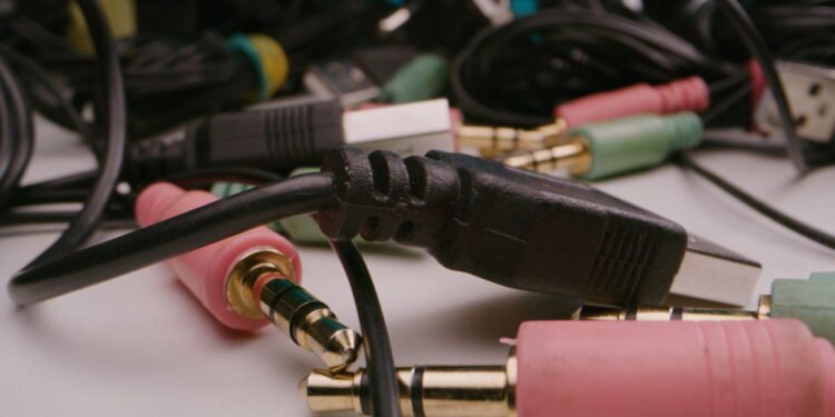 Cabo usb - Créditos: depositphotos.com / EvgeniyShkolenko