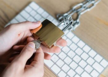 A verdade por trás do furinho no cadeado que poucos conhecem