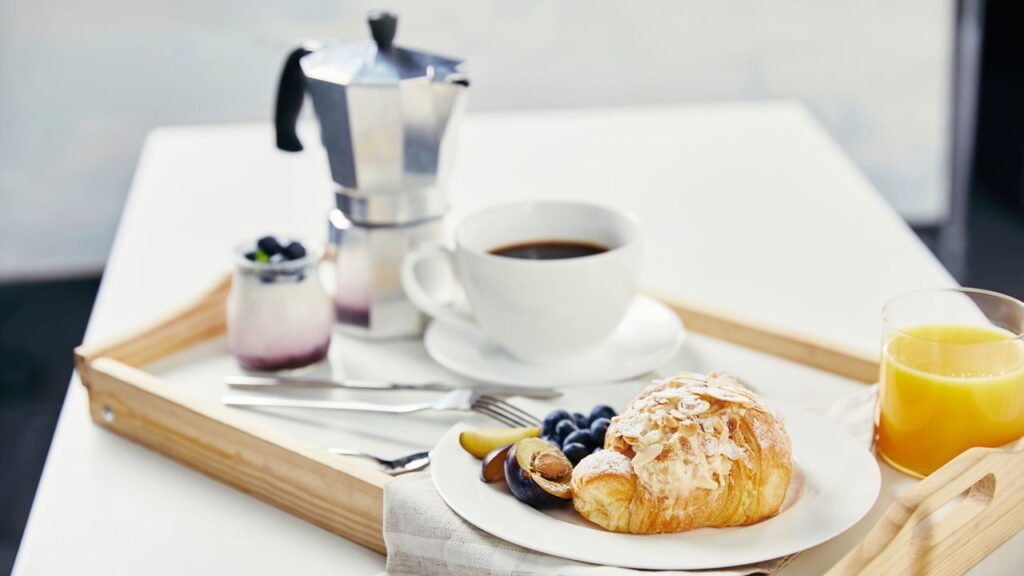 O que acontece se você beber água antes do café da manhã?