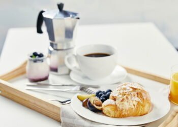 O que acontece se você beber água antes do café da manhã?