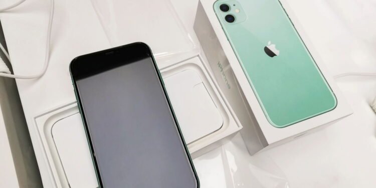 Quem guarda caixa de celular encontra solução fácil para organização