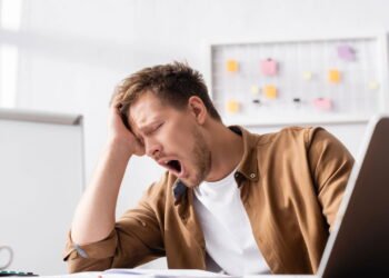 Se você vive cansado durante o dia, pode ser falta dessa vitamina