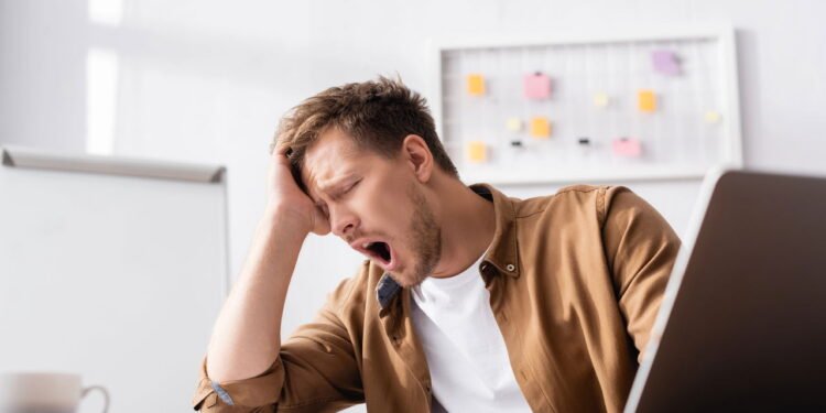 Se você vive cansado durante o dia, pode ser falta dessa vitamina