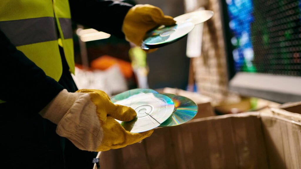 CDs antigos podem valer dinheiro ou virar arte, veja como reutilizar