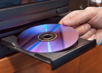 CDs antigos podem valer dinheiro ou virar arte, veja como reutilizar