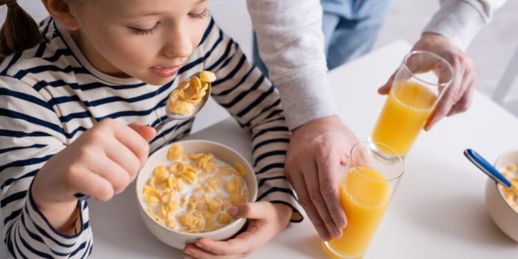 Você ainda dá cereal para seus filhos? Isso pode ser um erro