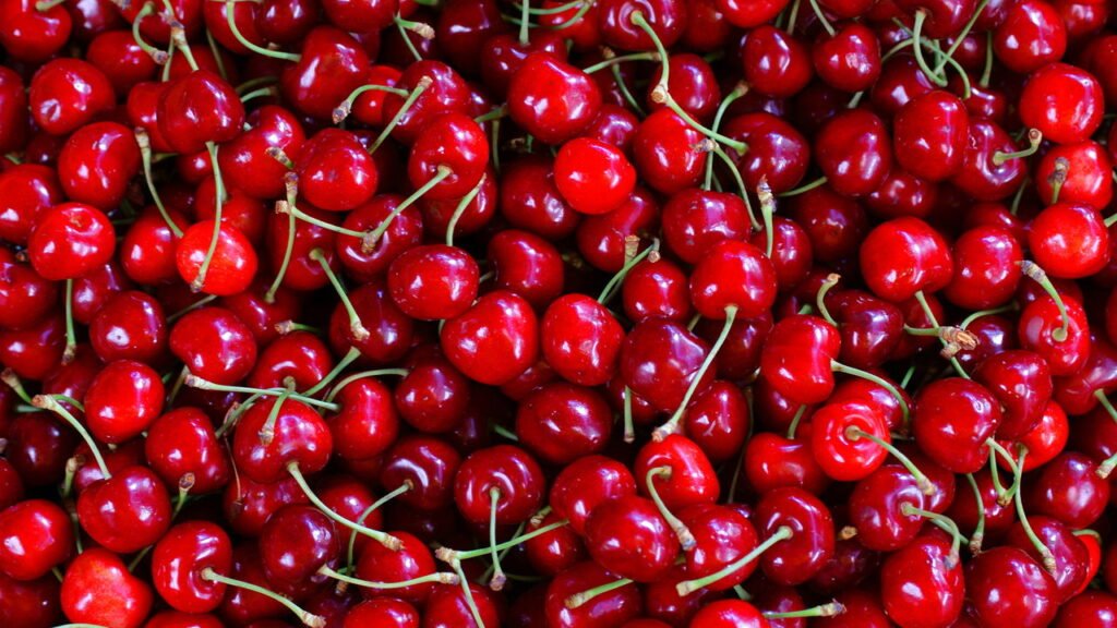 Essa frutinha vermelha tem um segredo que poucos conhecem