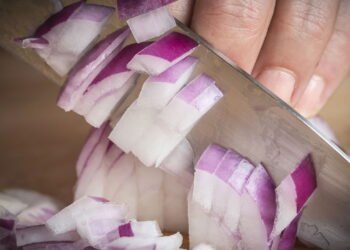 Por que choramos ao cortar cebolas? Ciência por trás das lágrimas