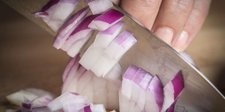 Por que choramos ao cortar cebolas? Ciência por trás das lágrimas