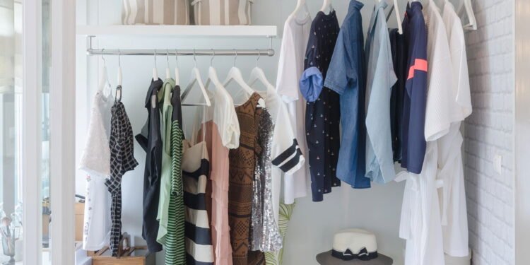 Closet branco - Créditos: depositphotos.com / khongkitwiriyachan