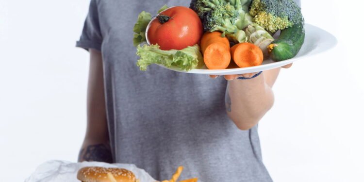 4 hábitos noturnos que você precisa abandonar para controlar o colesterol