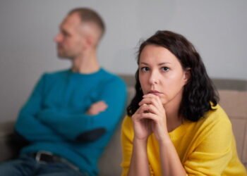 Calar para não brigar? O que isso realmente diz sobre alguém, segundo psicólogos