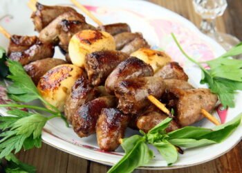 Essa receita de coração de frango na pressão tem sabor de churrasco