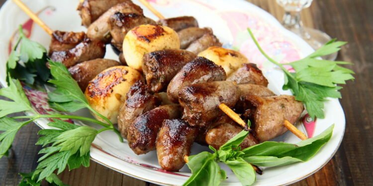 Essa receita de coração de frango na pressão tem sabor de churrasco