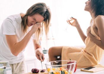 Por que algumas pessoas choram mais ao cortar cebola?