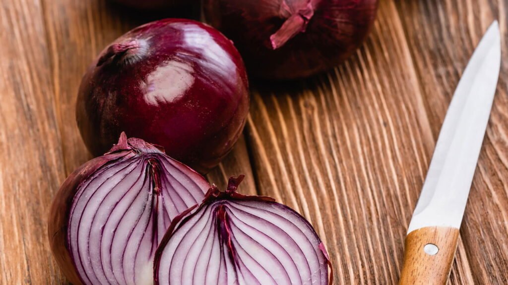 Revelado o grande segredo de como cortar cebolas sem chorar
