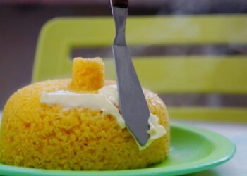 Essa receita de cuscuz recheado com banana virou a queridinha dos brasileiros