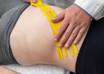 Mulheres podem realizar esses exercícios para ajudar na melhora da diástase abdominal