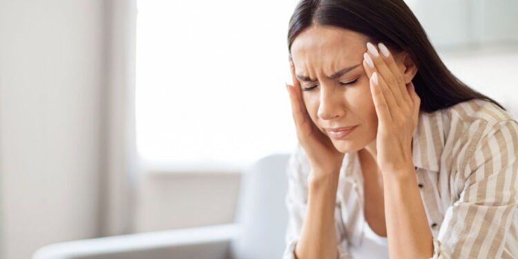 a diferença entre dor de cabeça comum e enxaqueca - Créditos: depositphotos.com / Milkos