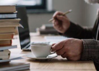 Nova ferramenta de IA promete revolucionar a escrita na internet, veja novidades