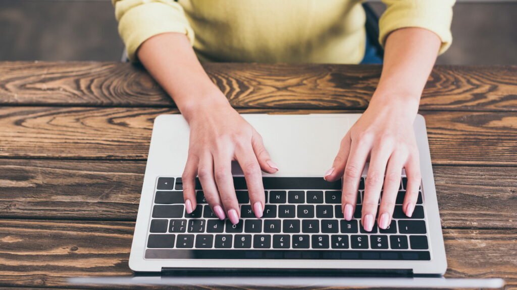 Nova ferramenta de IA promete revolucionar a escrita na internet, veja novidades