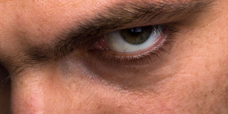 Olhar opressor // Créditos: depositphotos.com / Nomadsoul1