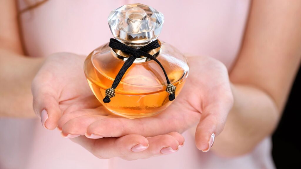 O que fazer com frascos de perfume vazios além de jogá-los no lixo