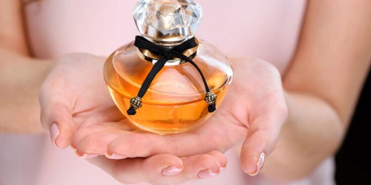 O que fazer com frascos de perfume vazios além de jogá-los no lixo