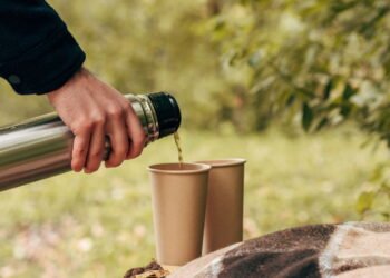 Esse é o melhor jeito de limpar garrafas térmicas em casa, veja dicas
