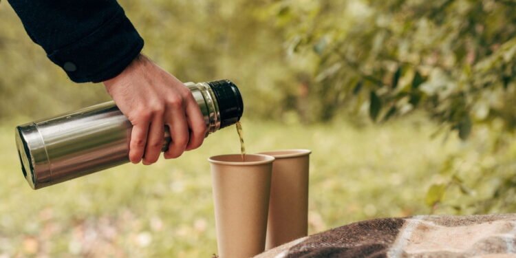 Esse é o melhor jeito de limpar garrafas térmicas em casa, veja dicas