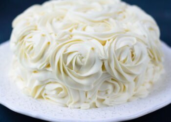 Transforme qualquer bolo com esse glacê simples e irresistível