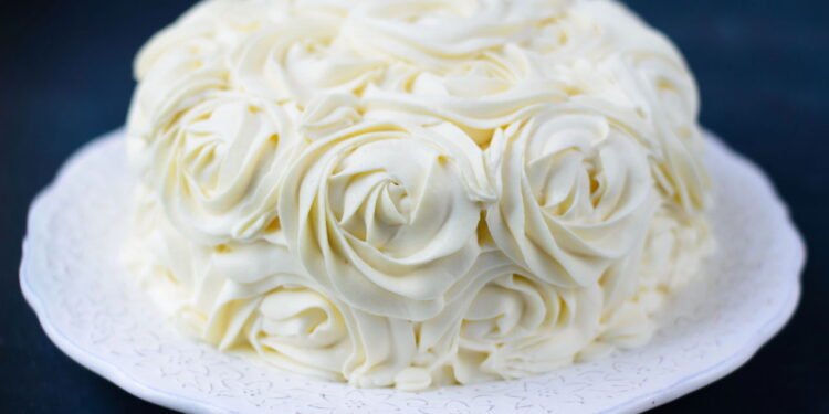 Transforme qualquer bolo com esse glacê simples e irresistível