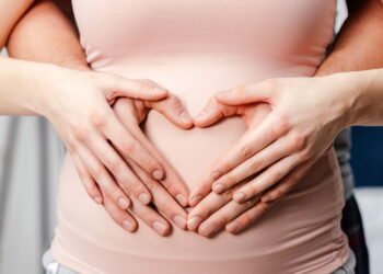 Gestantes em risco ao fazerem esse procedimento comum no rosto