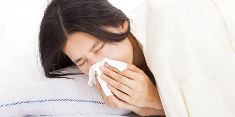 A gripe pode parecer simples, mas esconde riscos sérios se ignorada. Veja os sinais de alerta e o que fazer para se recuperar mais rápido. - Créditos: depositphotos.com / tomwang