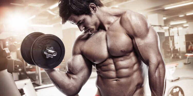 Homem forte beneficia coração, ossos e imunidade, adotando exercícios compostos para ganhos práticos e duradouros na vida real. // Créditos: depositphotos.com / _italo_