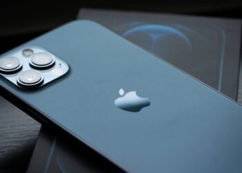 Você sabe para que serve o ponto preto que fica ao lado da câmera do celular?