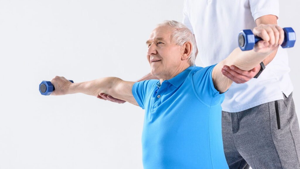 O que acontece no corpo de quem faz exercícios de força depois dos 60 anos