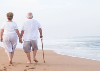 Cinco exercícios de fortalecimento após os 60 anos para evitar quedas em casa