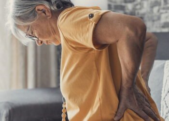 Por que o corpo se encurva com a idade e como prevenir esse problema?