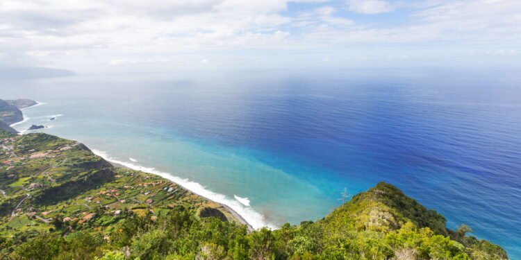 Descoberta de ilha no Atlântico pode mudar a economia brasileira