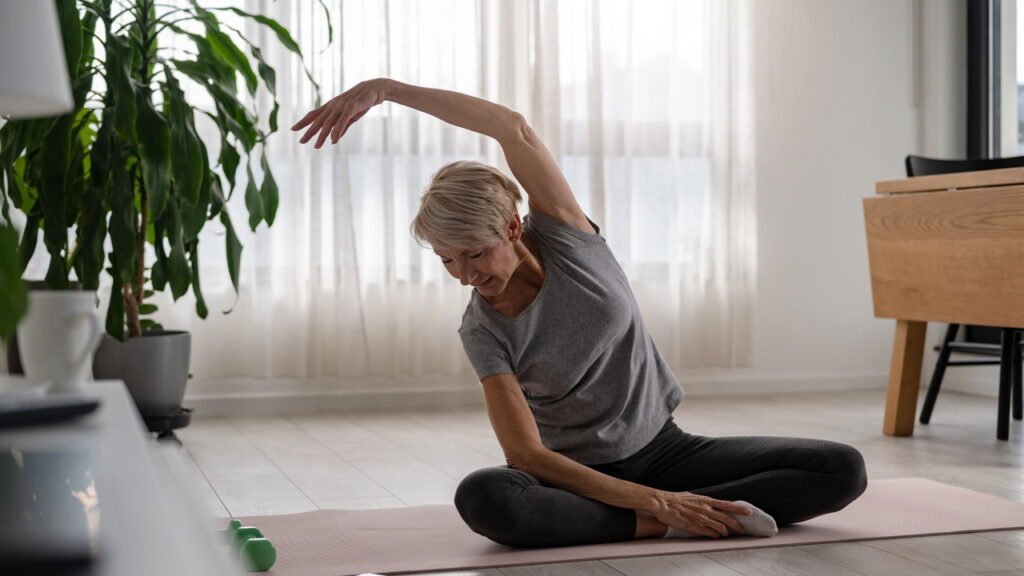 As melhores posturas de ioga para aliviar dores nas articulações após os 65 anos