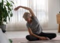 As melhores posturas de ioga para aliviar dores nas articulações após os 65 anos