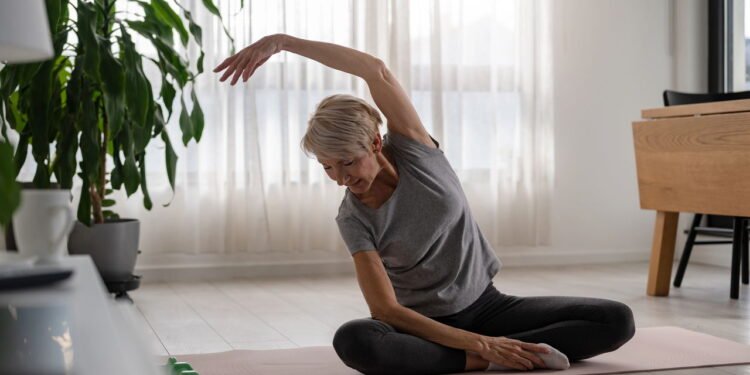 As melhores posturas de ioga para aliviar dores nas articulações após os 65 anos